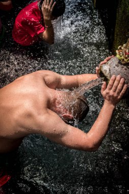 Bali, Endonezya - 5 Aralık 2017: Kutsal kaynak suyu. Tirta Empul tapınakta dua insanlar. Bali, Endonezya.