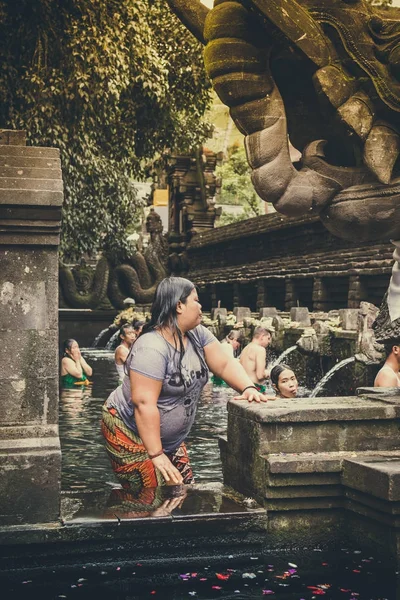 Bali, Indonezja - 5 grudnia 2017: Święty wiosna woda. Modlących się w świątyni Tirta Empul. Bali, Indonezja. — Zdjęcie stockowe