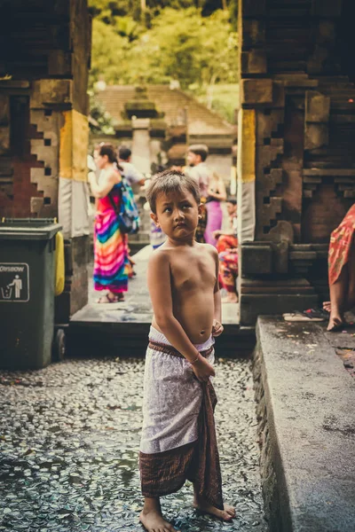 BALI, INDONÉSIE - 5 DÉCEMBRE 2017 : Portrait rapproché d'un mignon garçon balinais asiatique à l'extérieur dans le temple. Ubud area, Bali island, fille souriante . — Photo