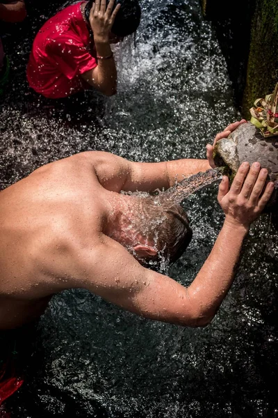 BALI, INDONESIA - 5 DE DICIEMBRE DE 2017: Agua de manantial sagrada. Gente rezando en el templo de Tirta Empul. Bali, Indonesia . — Foto de Stock