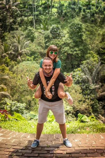 Jeune couple romantique en lune de miel dans la jungle d'une île tropicale de Bali, Indonésie . — Photo
