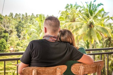 Orman yağmur ormanlarında genç romantik balayı birkaç Bali, Endonezya'nın tropikal bir ada.