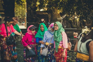 Bali, Endonezya - 5 Aralık 2017: Tirta Empul Tapınağı Endonezya Müslüman turistlerin.