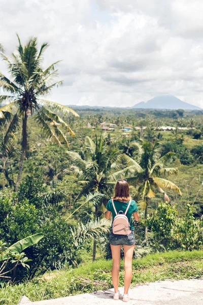 Mujer viajera tomando fotos del volcán Batur, isla tropical de Bali, Indonesia . — Foto de Stock
