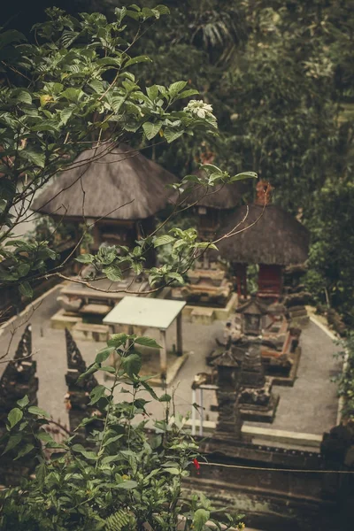 印度尼西亚巴厘岛贡火山附近的雨林中的 Balineese 屋顶. — 图库照片