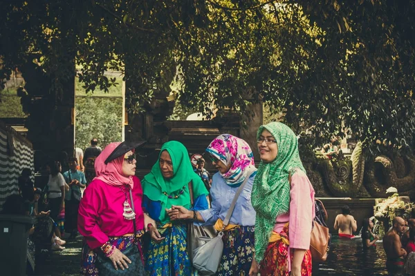 BALI, INDONESIA - 5 de diciembre de 2017: Turistas musulmanes indonesios en el templo de Tirta Empul . — Foto de Stock