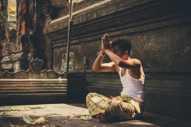 Bali, Endonezya - 5 Aralık 2017: Tirta Empul tapınakta dua Balinese adam.