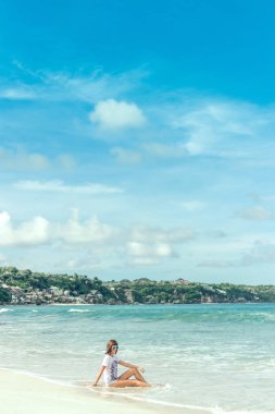 Güzel genç kadın bir tropik ada Bali, Endonezya kumsalda poz güneş gözlüğü.