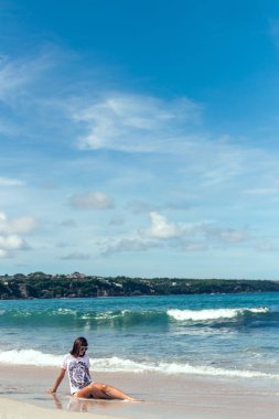 Güzel genç kadın bir tropik ada Bali, Endonezya kumsalda poz güneş gözlüğü.