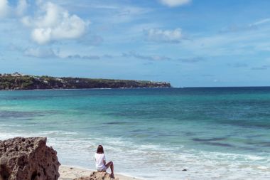 Bir tropik ada Bali, Endonezya kumsalda poz güzel genç kadın.