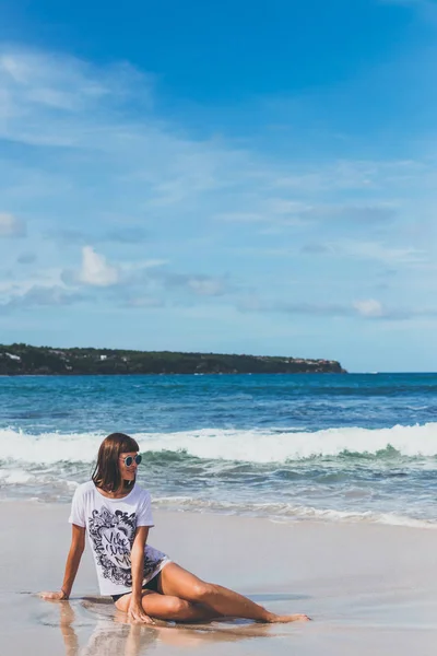 Hermosa joven con gafas de sol posando en la playa de una isla tropical de Bali, Indonesia . — Foto de Stock