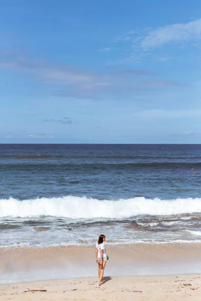 Mooie jonge vrouw die zich voordeed op het strand van een tropische eiland Bali, Indonesië. — Stockfoto