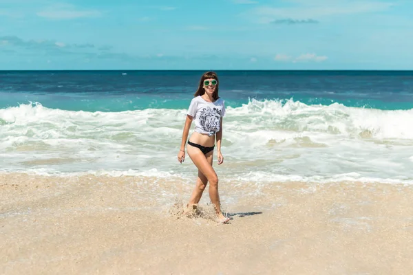 Mulher bonita em óculos de sol posando na praia de uma ilha tropical de Bali, Indonésia . — Fotografia de Stock