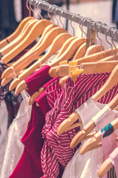 Roupas de mulher na loja. Loja de moda. Centro comercial . — Fotografia de Stock