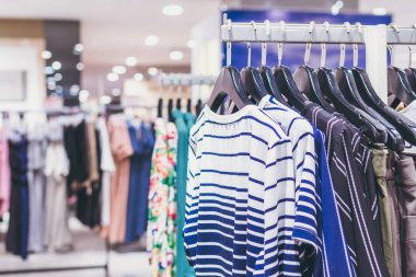 Depodaki işgal kadın. Moda mağaza. Alışveriş Merkezi.