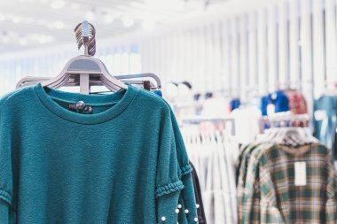 Depodaki işgal kadın. Moda mağaza. Alışveriş Merkezi.