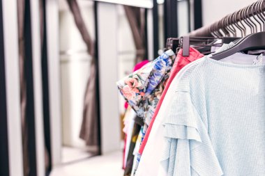 Depodaki işgal kadın. Moda mağaza. Alışveriş Merkezi.