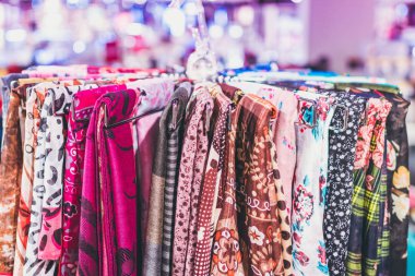 Depodaki işgal kadın. Moda mağaza. Alışveriş