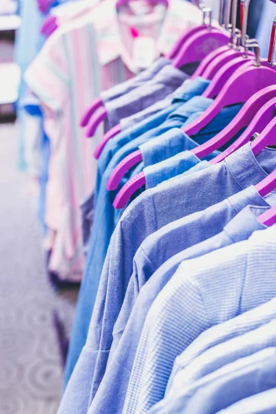 Roupas de mulher na loja. Loja de moda. Centro comercial . — Fotografia de Stock