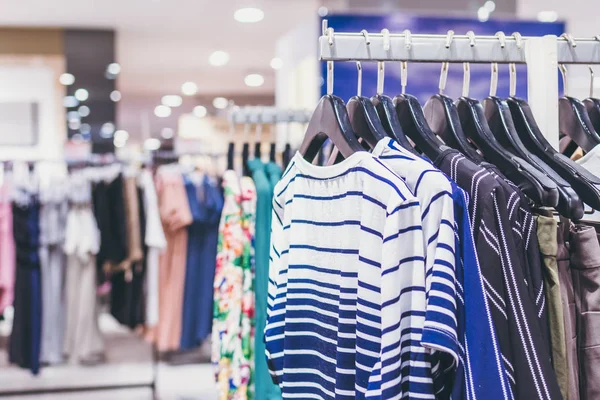 Roupas de mulher na loja. Loja de moda. Centro comercial . — Fotografia de Stock