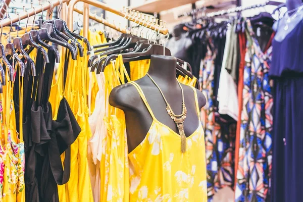 店の女性服。ファッション店。ショッピング モール. — ストック写真