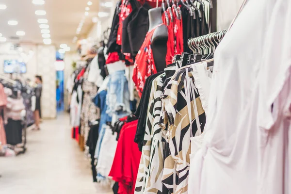 Roupas de mulher na loja. Loja de moda. Centro comercial . — Fotografia de Stock