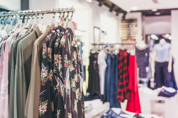 Roupas de mulher na loja. Loja de moda. Centro comercial . — Fotografia de Stock