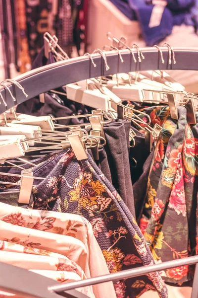 Roupas de mulher na loja. Loja de moda. Centro comercial . — Fotografia de Stock