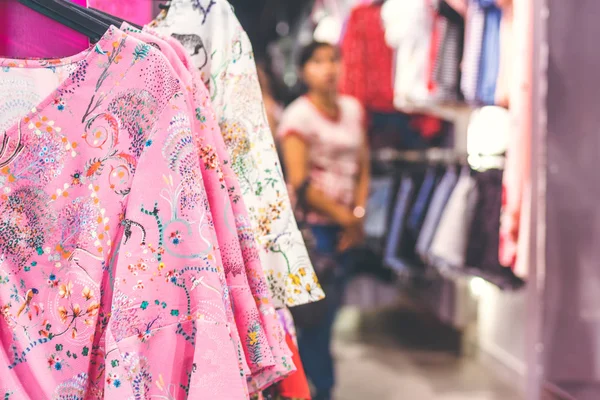 Roupas de mulher na loja. Loja de moda. Centro comercial . — Fotografia de Stock