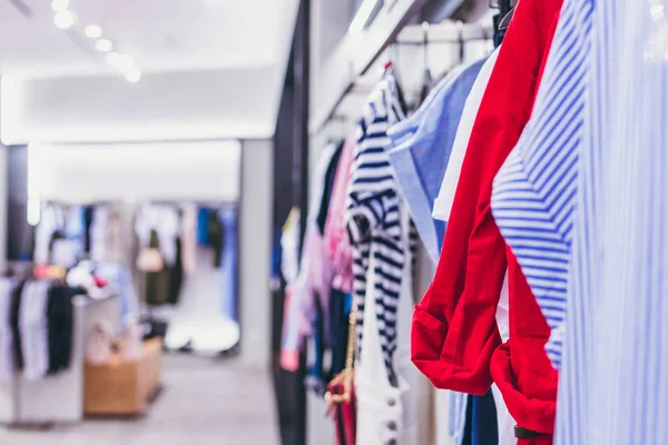 Roupas de mulher na loja. Loja de moda. Centro comercial . — Fotografia de Stock