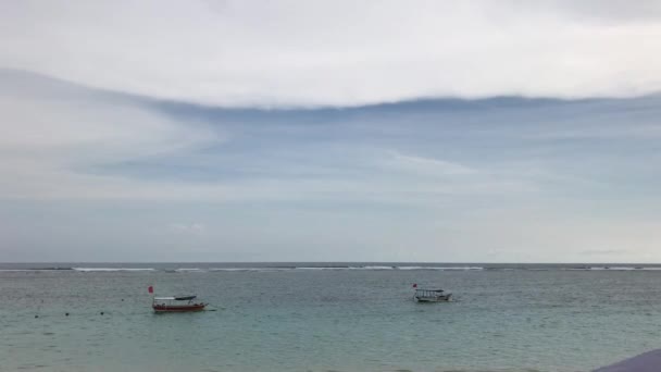 Una vista sull'oceano e l'orizzonte. Isola tropicale di Bali, Indonesia. Video 4K . — Video Stock