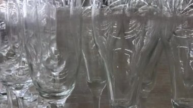 Züccaciye Mağazaları makro yakın çekim. Jantlar köpüklü şarap için ayarla boş bardak dökülür gerekir hazır. Şarap kadehi.