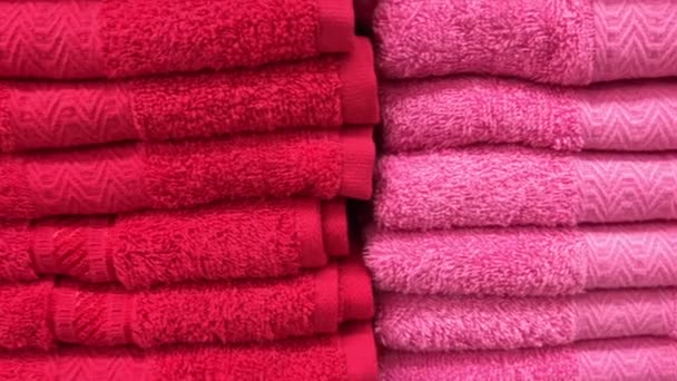 Zbliżenie na kolorowe ręczniki w sklepie centrum handlowego Bali. Wiele ręczniki. — Wideo stockowe
