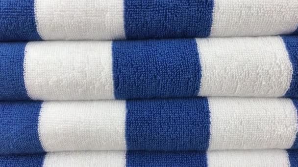 Nahaufnahme von bunten Handtüchern im Geschäft des Einkaufszentrums, bali. viele Handtücher. — Stockvideo