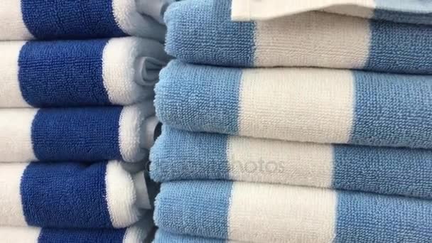 Zbliżenie na kolorowe ręczniki w sklepie centrum handlowego Bali. Wiele ręczniki. — Wideo stockowe