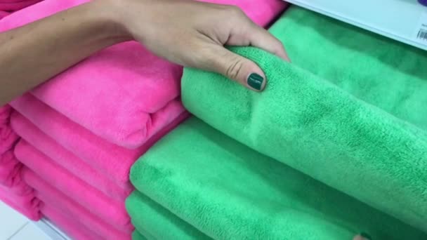 在巴厘岛购物商场的商店里, 有五颜六色的毛巾。许多毛巾. — 图库视频影像