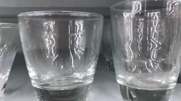 Vidros macro close up. Rodas de copos vazios para espumante preparado para ser derramado. Copos de vinho . — Vídeo de Stock
