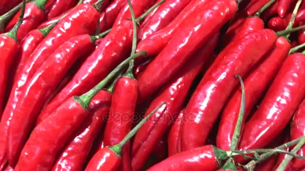 Gezonde biologische Spaanse peper op de voedselmarkt in Azië. Verse chilipepers. — Stockvideo