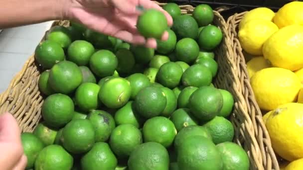 Kadın constumer markette taze organik limon seçme. — Stok video