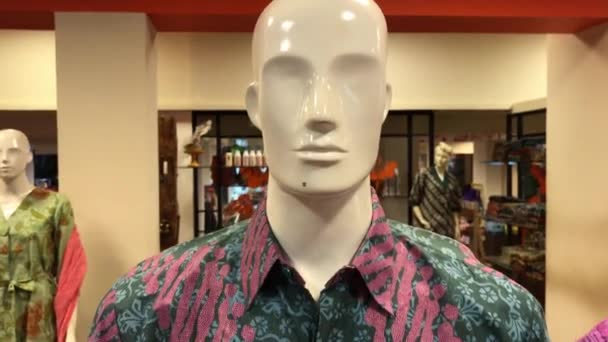 Manekýn tvář, zblízka. Figurína v úložišti, nákupní centrum, Asie. — Stock video