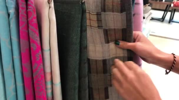 Vrouw kasjmier sjaal kiezen in de winkel. Vrouwen mode concept. — Stockvideo