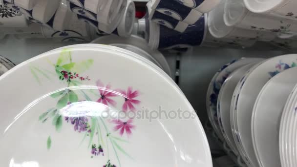 Dishes in the shopping mall. Cookware store. — Stock Video