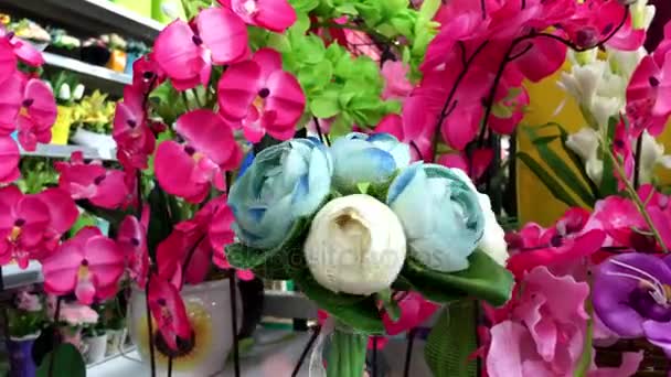 在购物中心的人造花花束装饰。亚洲花卉商店. — 图库视频影像