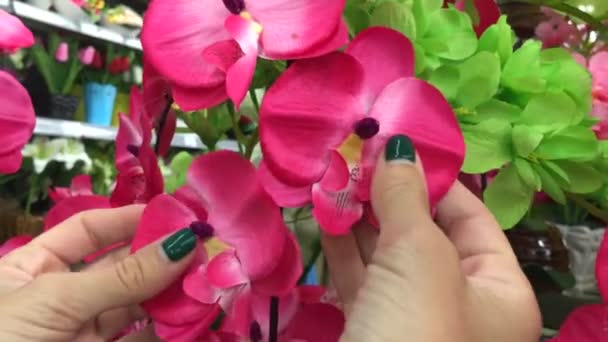 Decoração de buquê de flores artificiais no shopping. Floriculturas em Ásia . — Vídeo de Stock