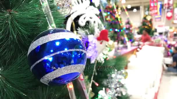 Primer plano del árbol de Navidad en el supermercado, isla de Bali, Asia . — Vídeo de stock