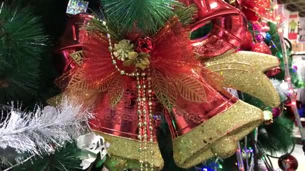 Primer plano del árbol de Navidad en el supermercado, isla de Bali, Asia . — Vídeos de Stock