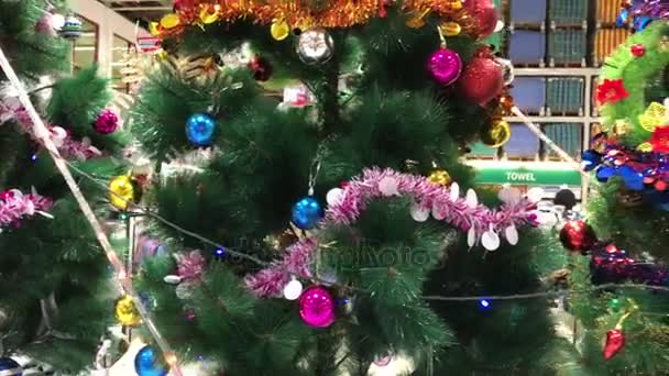 Close-up van kerstboom in de supermarkt, Bali eiland, Asia. — Stockvideo