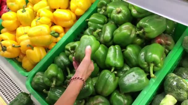 Vrouw kiezen rauwe boerderij biologische paprika in de supermarkt. — Stockvideo