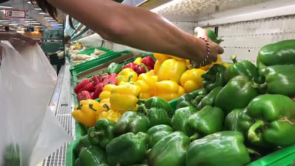 Vrouw kiezen rauwe boerderij biologische paprika in de supermarkt. — Stockvideo