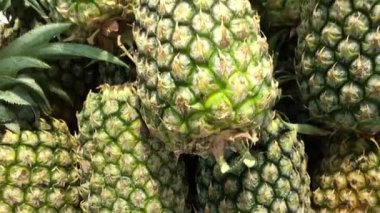 Asya süpermarkette taze organik tropikal ananas.